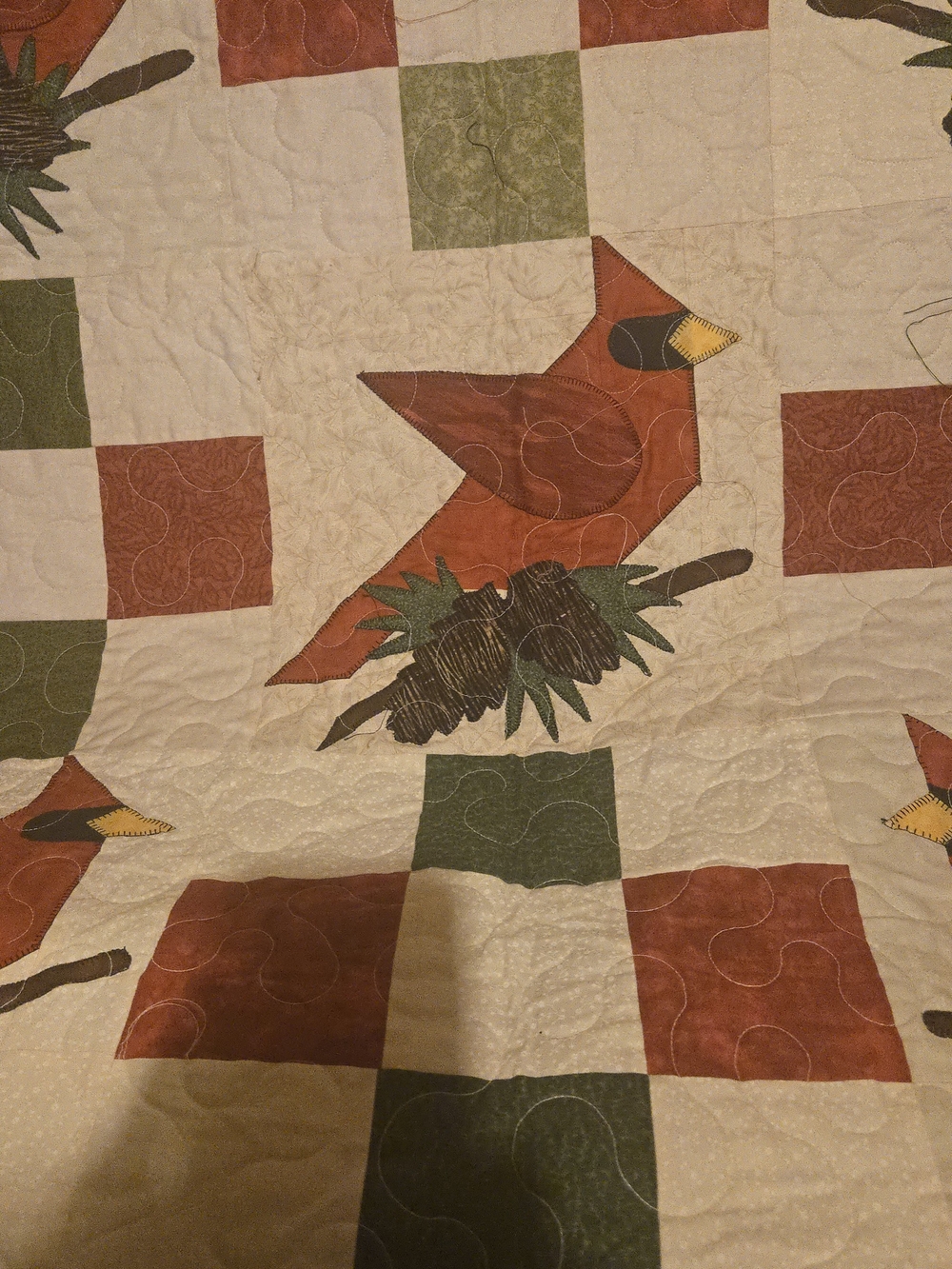 Handmade christmas Cardinal Patchwork Quilt - Red and Green Home Bedding - Picture 4 of 10